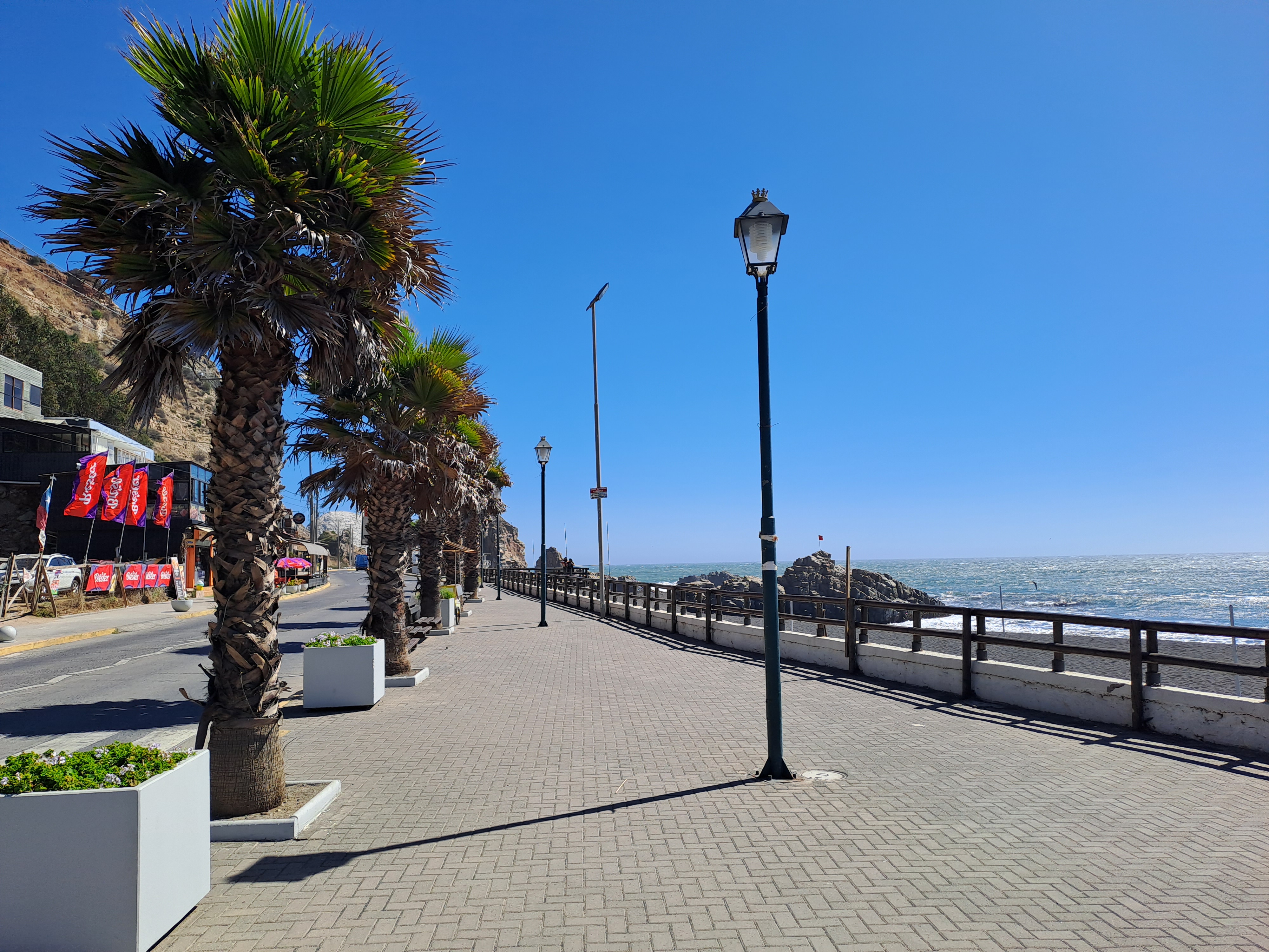 Fotografía del sendero, se amplio y cuenta con palmeras acorde a la playa